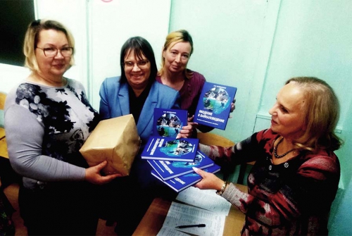 На семинаре для учителей, посвященном реализации экологического образования были распределены учебные пособия «Введение в байкаловедение, 5 класс» - 1 слайд