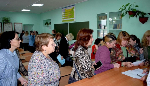 На семинаре для учителей, посвященном реализации экологического образования были распределены учебные пособия «Введение в байкаловедение, 5 класс» - 2 слайд